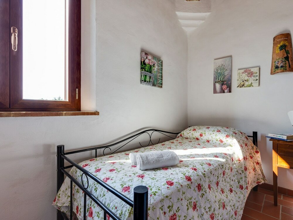 Cottage Rustic Farmhouse in Buonconvento with Tuscan Views