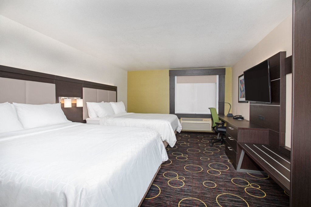 Четырёхместный номер Standard Holiday Inn Express and Suites - Tucumcari, an IHG Hotel