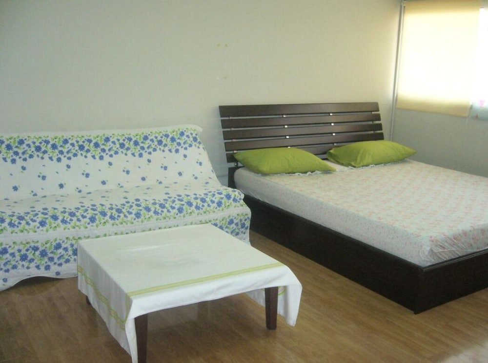 Кровать в общем номере c 1 комнатой Dmk Don Mueang Airport Guest House
