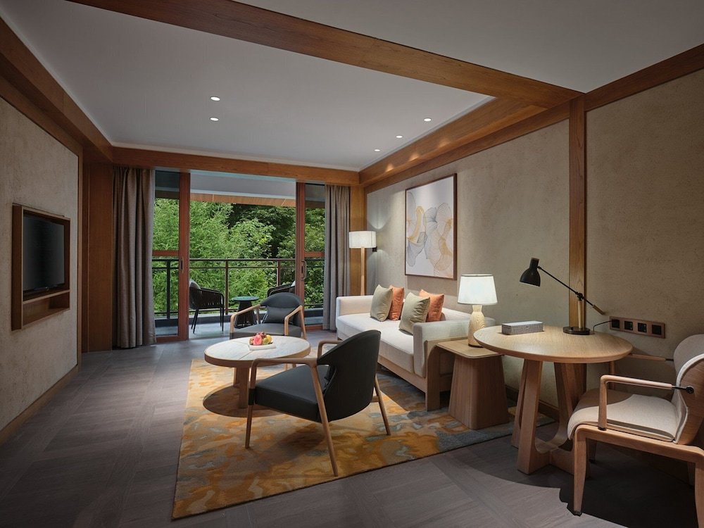 Suite 1 Schlafzimmer mit Bergblick Crowne Plaza Shennongjia, an IHG Hotel