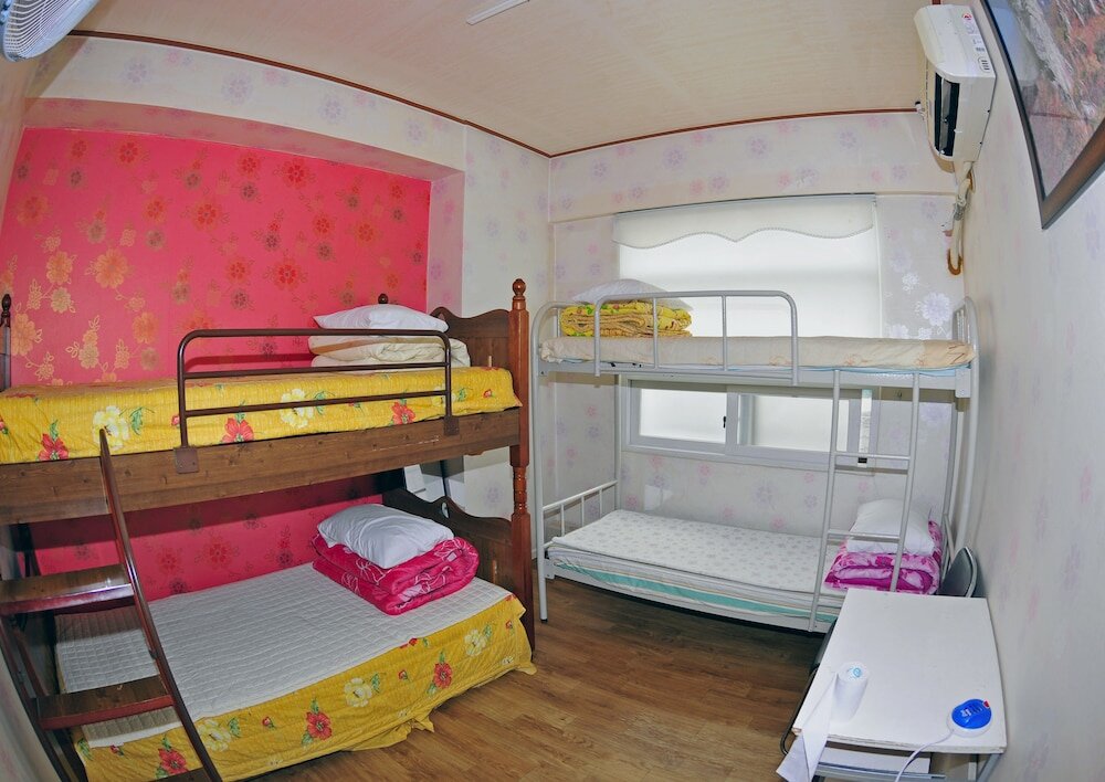 Кровать в общем номере (мужской номер) Hwaseong Guesthouse