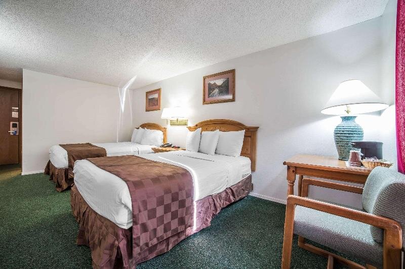 Standard Quadruple room Rodeway Inn Bryce Canyon