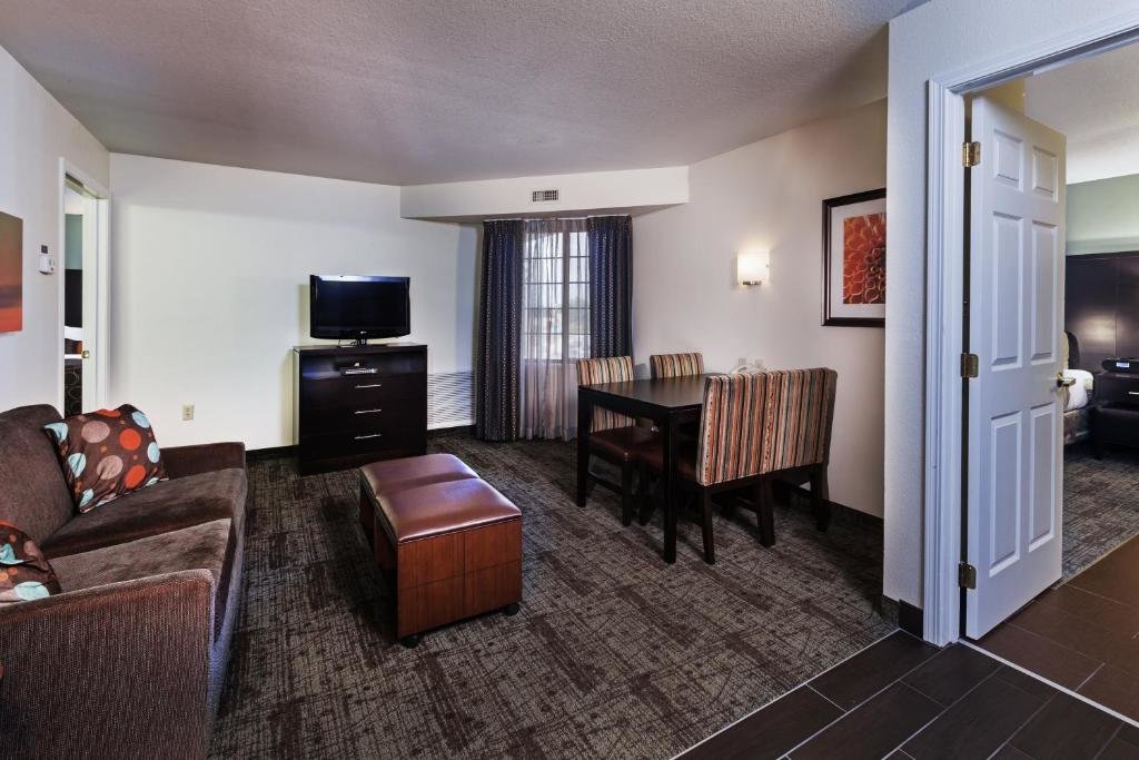 2 Bedrooms Suite Staybridge Suites Tulsa-Woodland Hills, an IHG Hotel