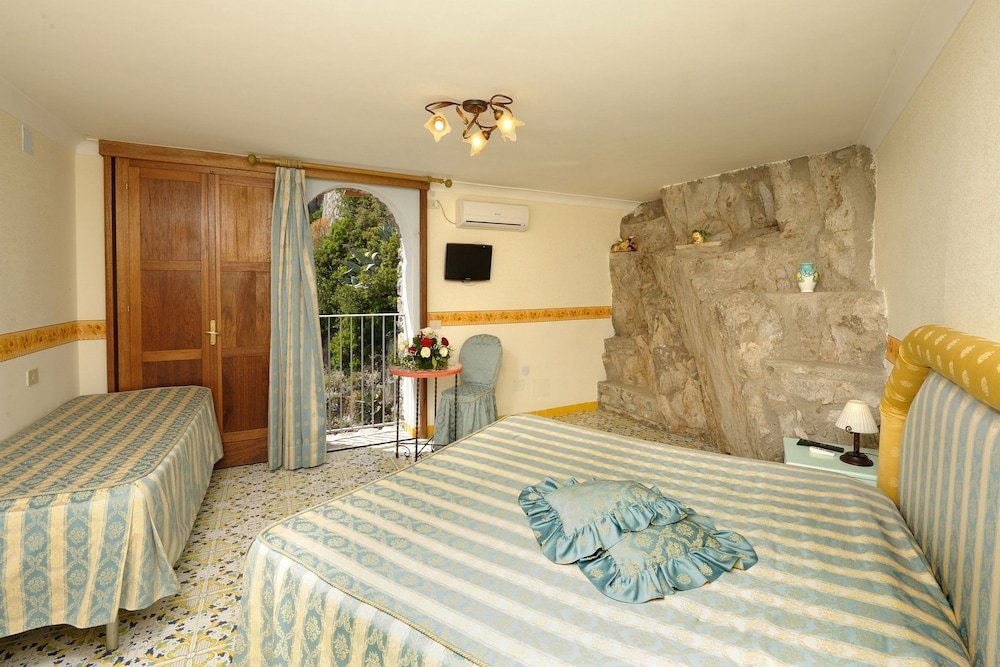 Standard Triple room with balcony La Locanda Del Fiordo