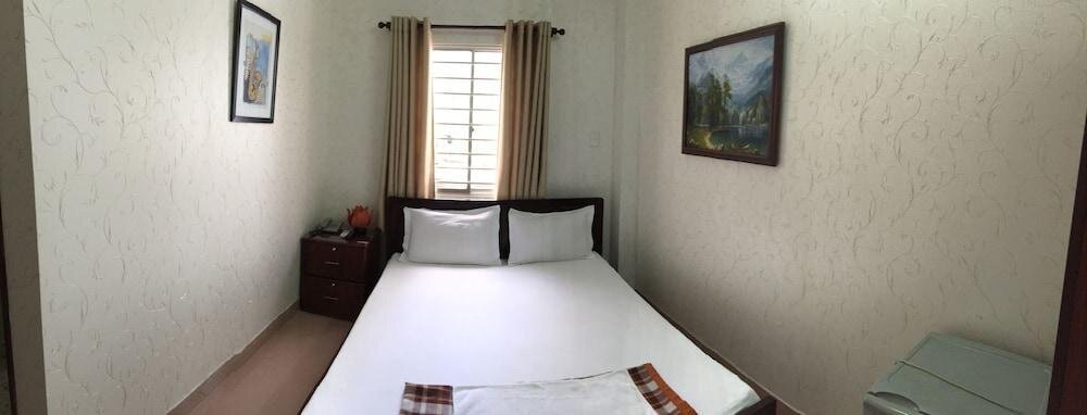 Кровать в общем номере Hong Vinh Hotel