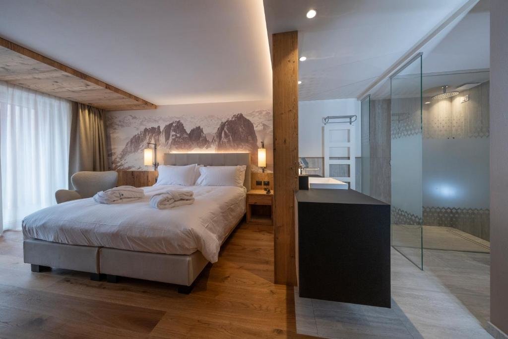 Полулюкс с видом на горы Ciampedie Luxury Alpine Spa Hotel