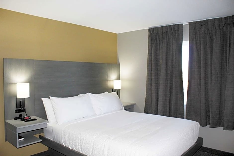 Deluxe Suite Days Inn by Wyndham Stony Plain