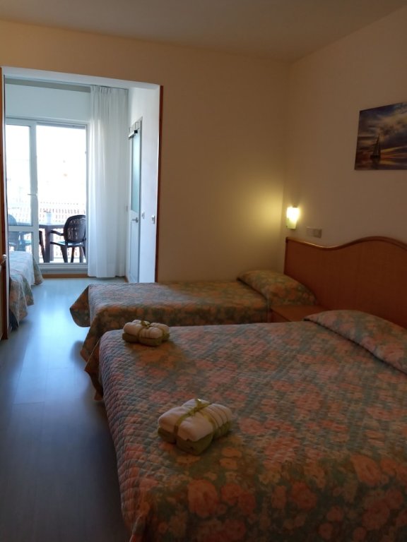 Standard Quadruple room with balcony Hotel Capri