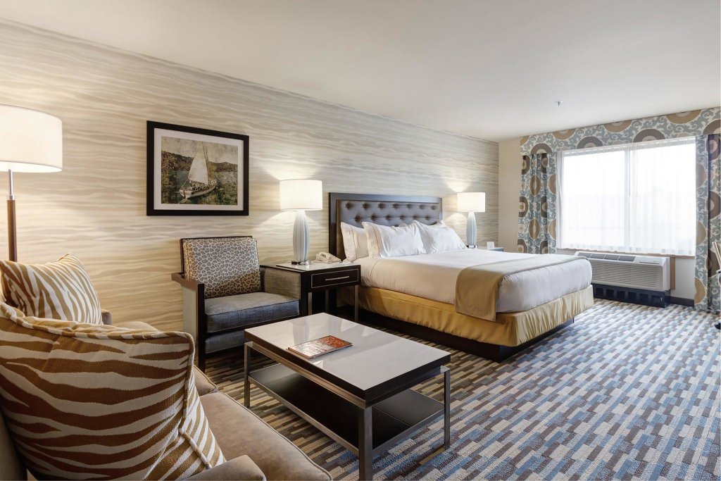 Двухместный люкс Deluxe Holiday Inn Express Hotel & Suites Warwick-Providence , an IHG Hotel