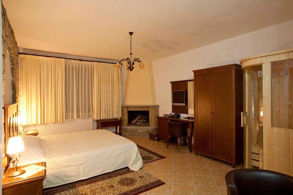 Superior Triple room with balcony Pindos Palace
