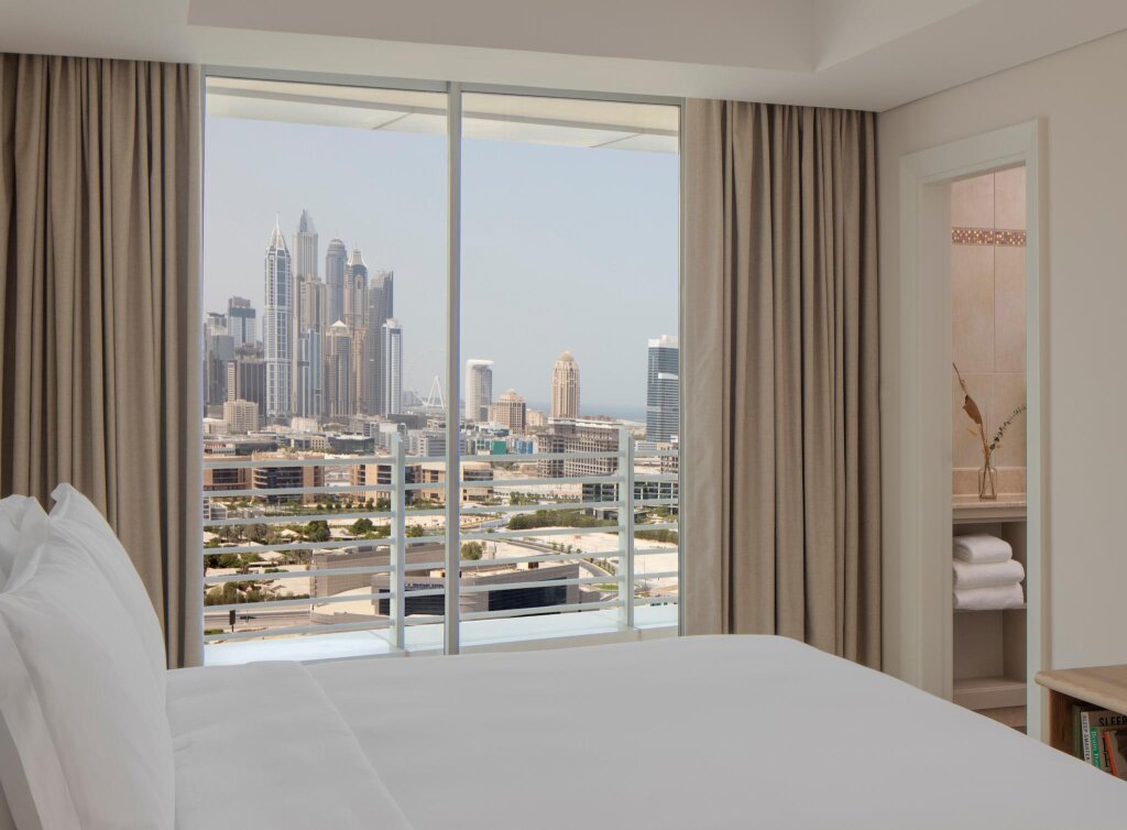 Двухместный люкс Studio с балконом Staybridge Suites Dubai Internet City, an IHG Hotel