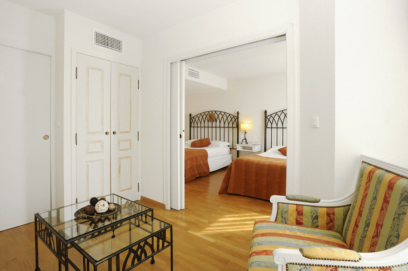 Superior Triple room with balcony Avignon Grand Hotel