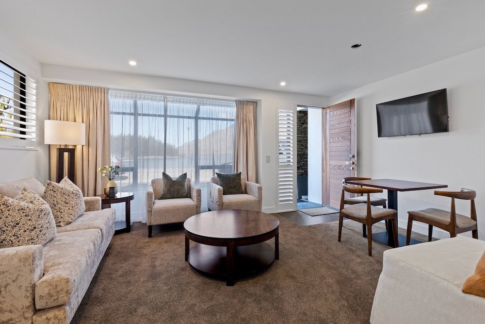 1 Bedroom Basement Apartment with balcony Queenstown House Lakeside