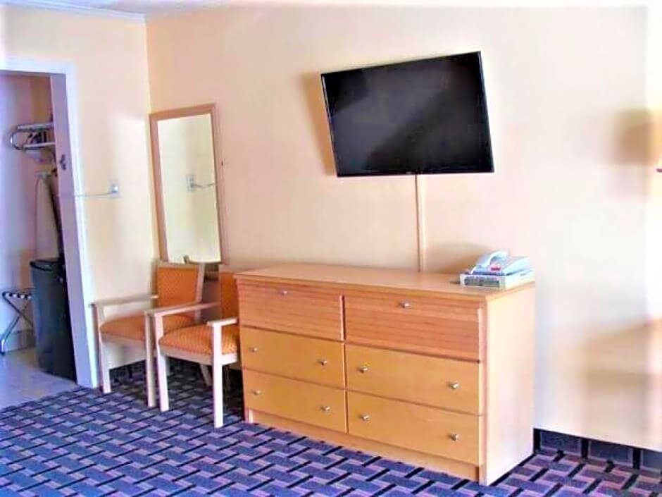Standard Quadruple room Budget Inn Conway