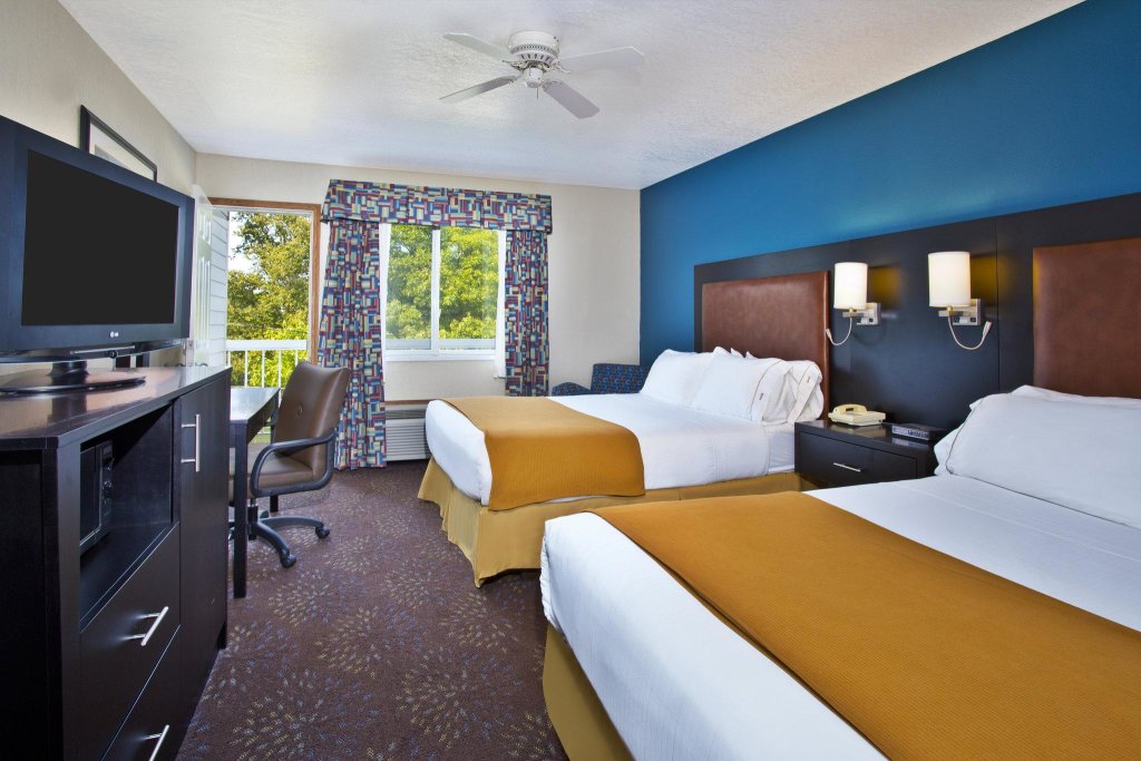 Четырёхместный номер Standard Holiday Inn Express Mackinaw City, an IHG Hotel