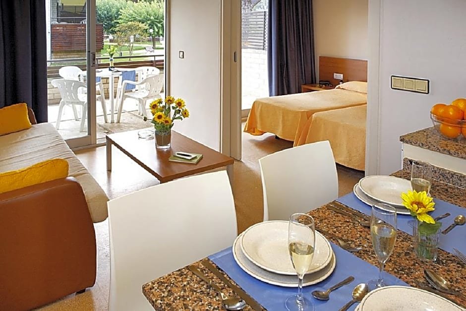 Кровать в общем номере с видом на бассейн Aparthotel Comtat Sant Jordi