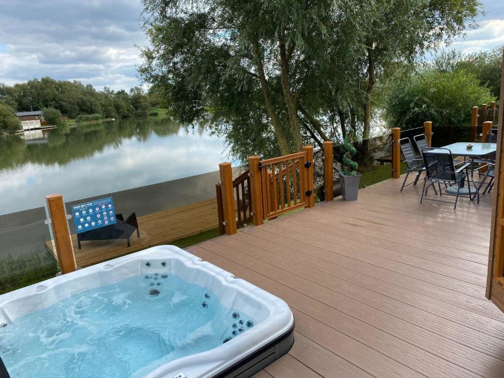 Apartamento Indulgence Lakeside Lodge i2 with hot tub, private fishing peg situated at Tattershall Lakes Country Park
