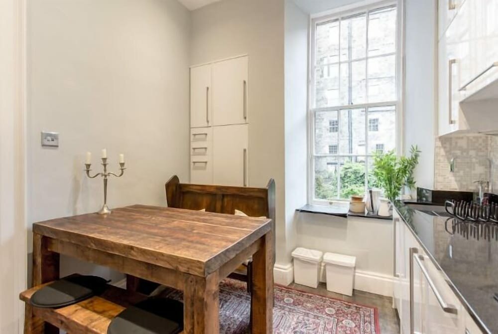 Apartment Converted Flat in Historic Building in Desirable New Town