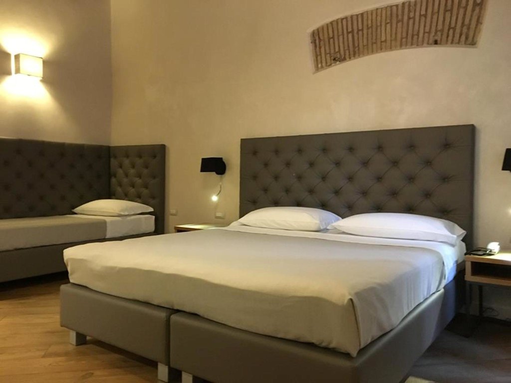 Кровать в общем номере Hotel Elite