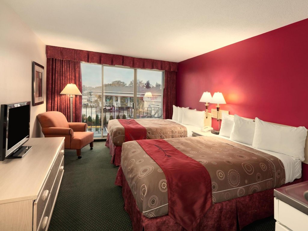 Кровать в общем номере Travelodge by Wyndham Nanaimo