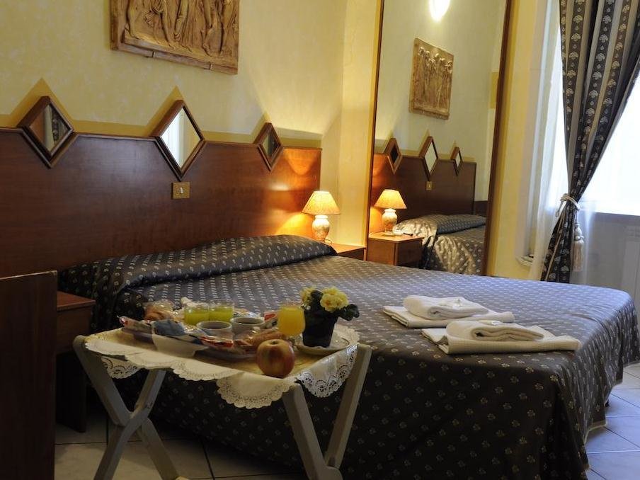 Кровать в общем номере Hotel Farini