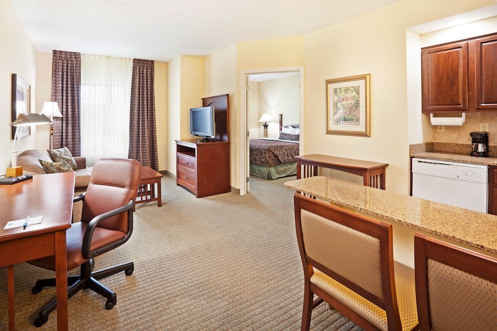 Suite 1 camera da letto Staybridge Suites-Knoxville Oak Ridge, an IHG Hotel