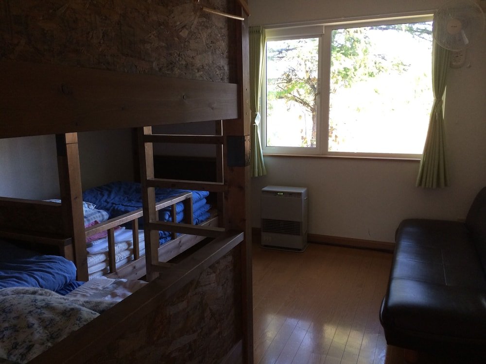 Кровать в общем номере (мужской номер) с видом на горы Obihiro Yachiyo Youth Hostel