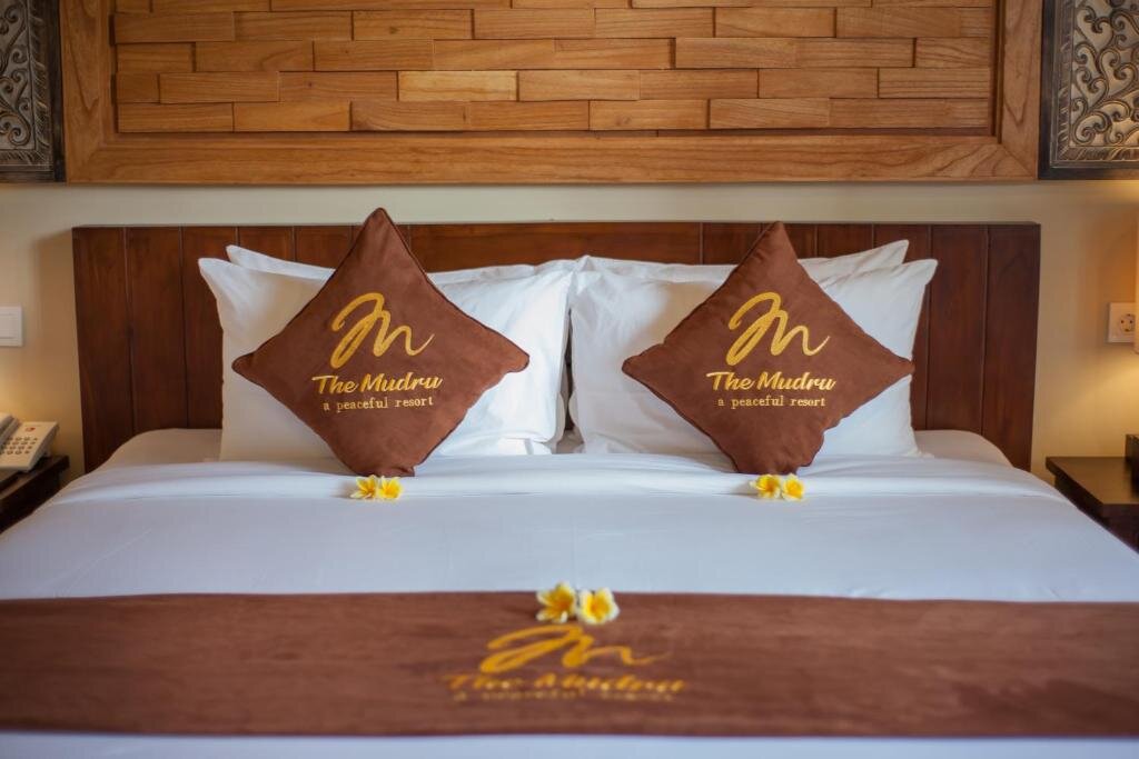 Двухместный люкс с видом на бассейн The Mudru Resort by Pramana Villas