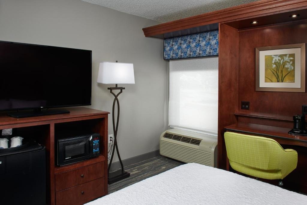 Accessible Double Guest room Hampton Inn Atlanta NW Cumberland