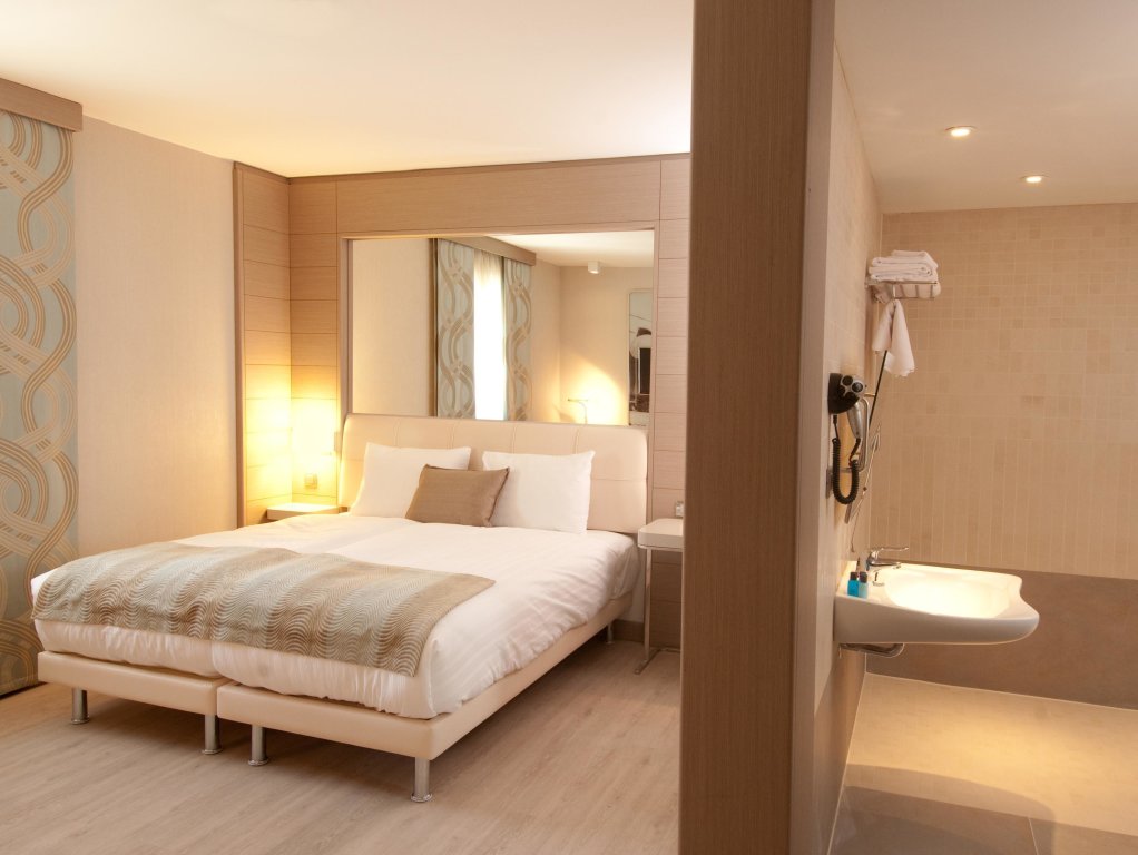 Кровать в общем номере TITANIC Comfort Mitte