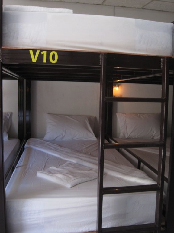 Кровать в общем номере Mickey Hostel