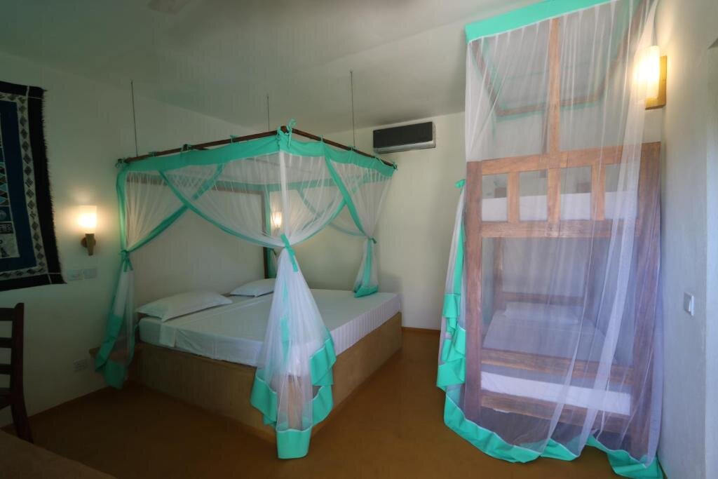 Standard quadruple chambre avec balcon Kiganja