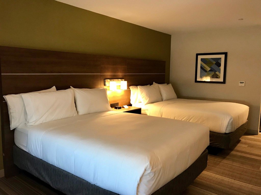 Двухместный номер Standard Holiday Inn Express Hotel & Suites Pasadena-Colorado Boulevard, an IHG Hotel