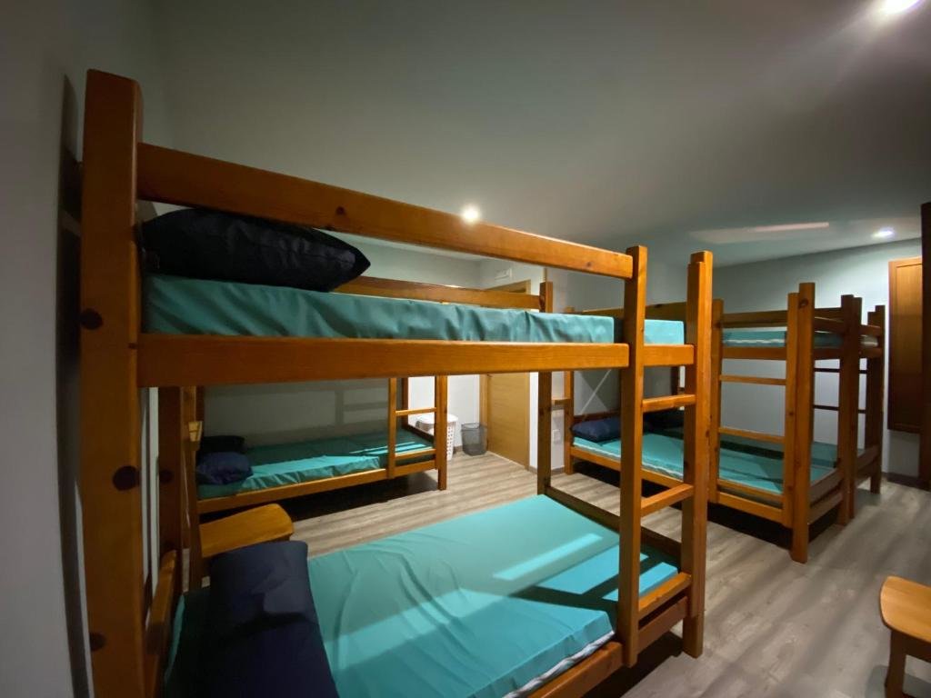 Кровать в общем номере Albergue Pereiro