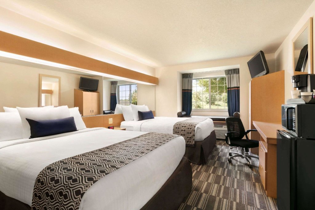 Четырёхместный номер Standard Microtel Inn & Suites by Wyndham Culpeper