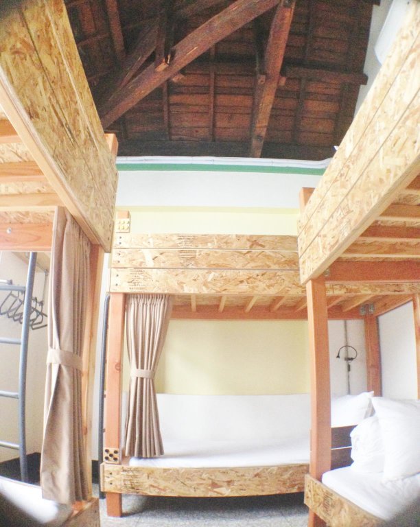 Кровать в общем номере With Inn Hostel