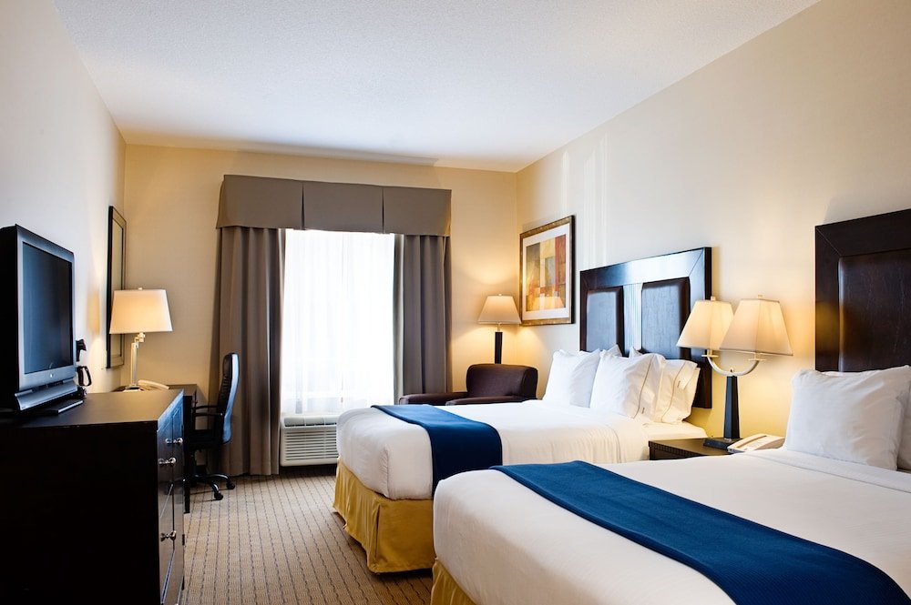 Четырёхместный номер Standard Holiday Inn Express & Suites Regina-South, an IHG Hotel