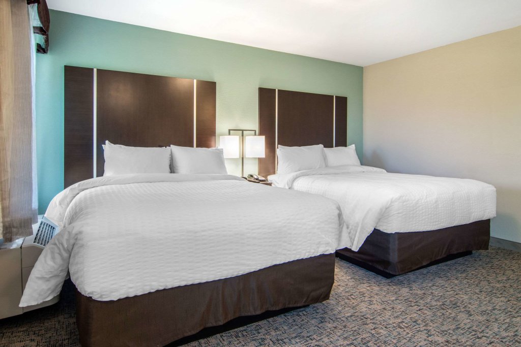Standard Quadruple room Clarion Inn & Suites Atlanta Downtown