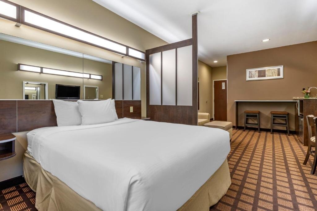 Двухместный люкс Microtel Inn & Suites By Wyndham Sylva Dillsboro Area