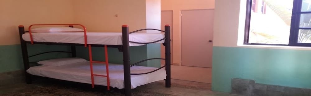 Кровать в общем номере (женский номер) с красивым видом из окна Hostal La Ermita