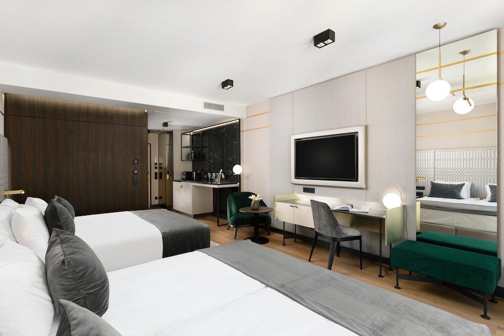 Семейные апартаменты Emerald Downtown Luxury Suites with Hotel services