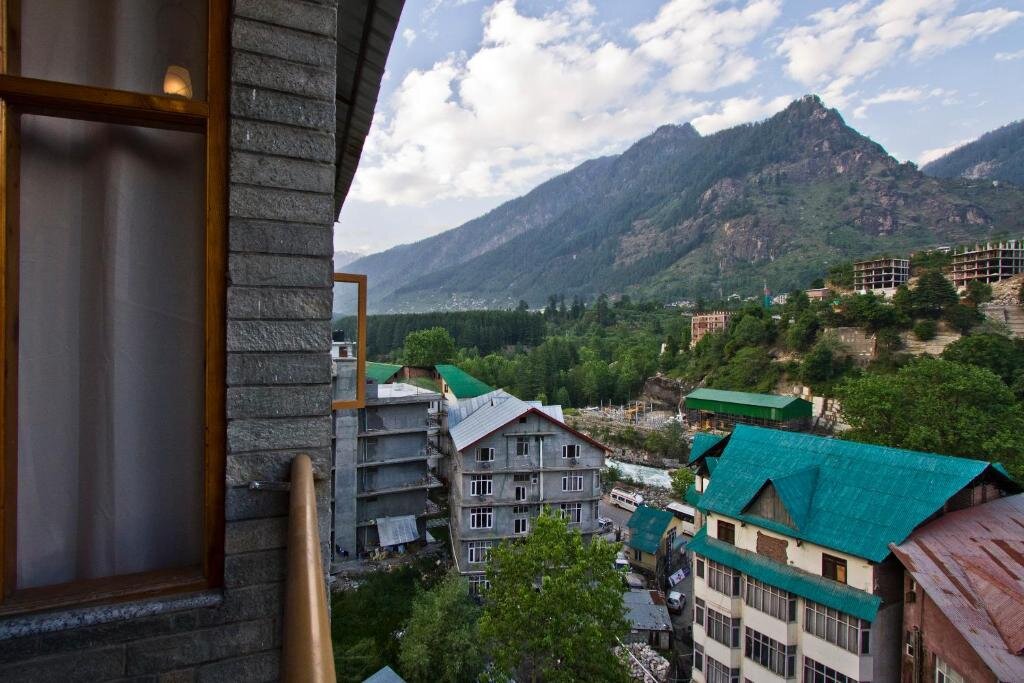 Deluxe Double room with balcony Sarthak Regency Centrally Heated & Air cooled, Rangri, Manali,HP,Just 1 kms from Volvo parking
