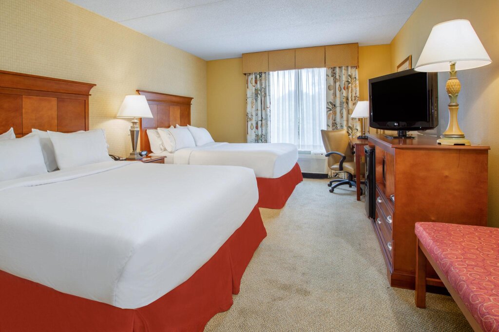 Четырёхместный номер Standard Holiday Inn Express & Suites Bloomington, an IHG Hotel