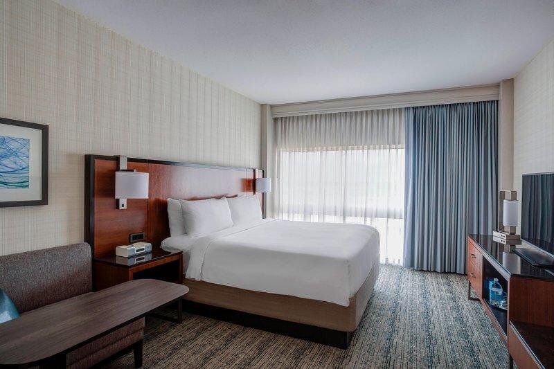 Кровать в общем номере Houston Airport Marriott at George Bush Intercontinental
