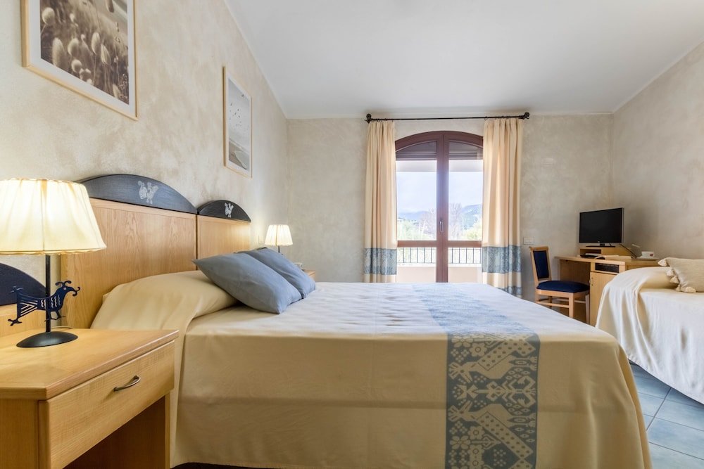 Трёхместный номер Comfort с балконом и с видом на горы Hotel Villa del Mare Solanas