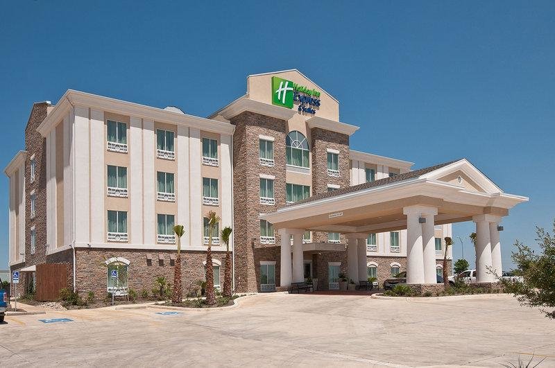 Кровать в общем номере Holiday Inn Express Hotel and Suites Pearsall, an IHG Hotel