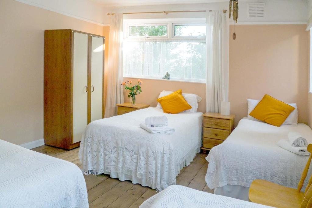 Standard quadruple chambre Healing Waters Sanctuary for Exclusive Private Hire and Self Catering Board, Vegetarian, Alcohol & Wifi Free Retreat in Glastonbury