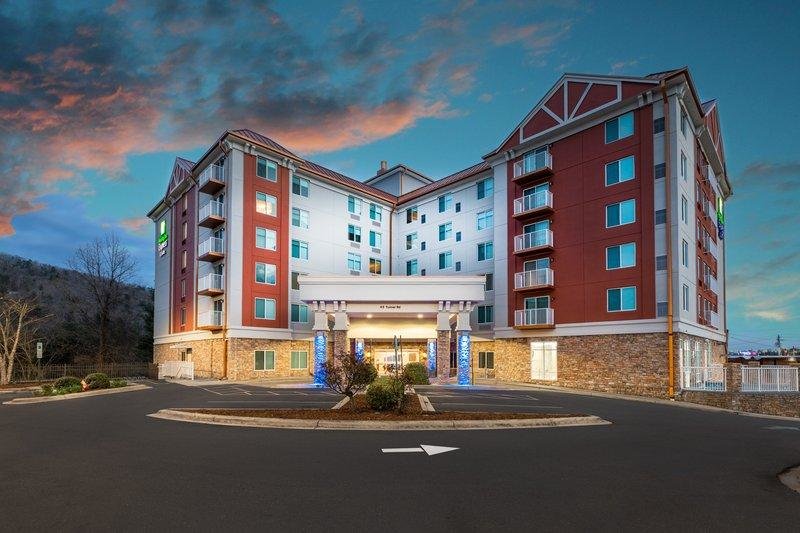 Кровать в общем номере Holiday Inn Express & Suites Asheville Downtown, an IHG Hotel