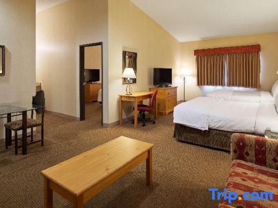 Четырёхместный семейный люкс с 2 комнатами Best Western Golden Spike Inn & Suites