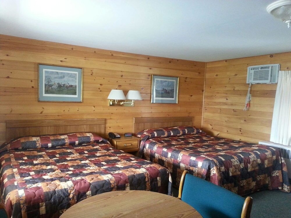 Habitación cuádruple Estándar con vista al lago Clark's Beach Motel